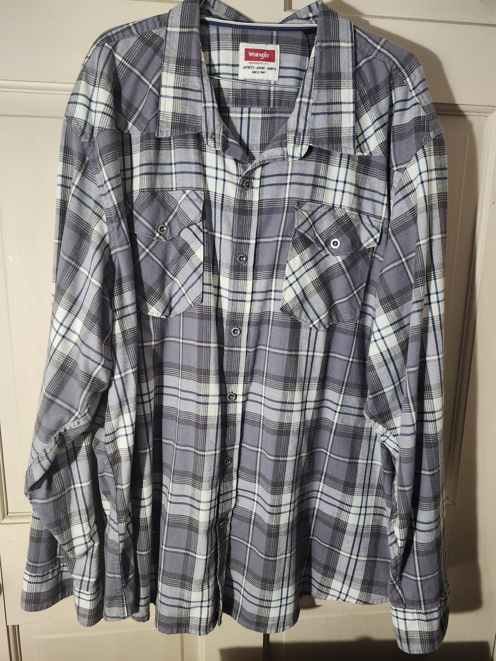 Wrangler Blue, Gray & White Plaid Long-Sleeve Button-Down Shirt